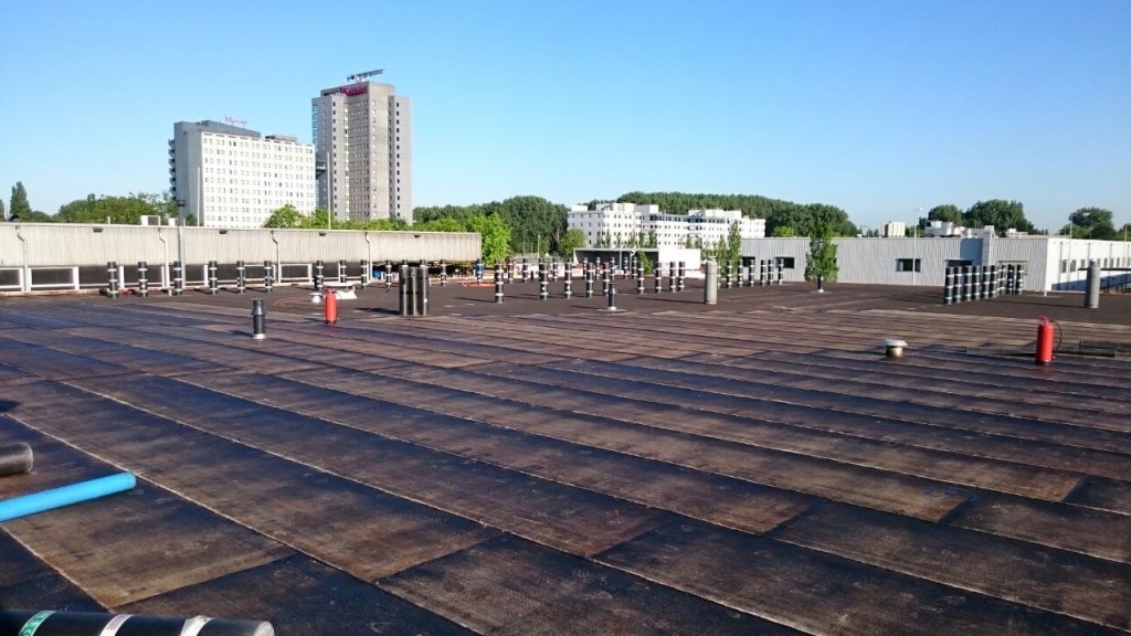 Dakdekkersbedrijf Skyline Dakwerken bezig met dakbedekking in Amsterdam.